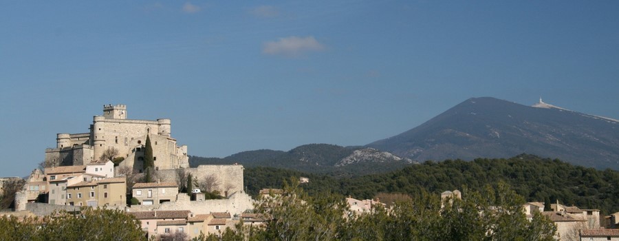 Le Barroux - Le Château et le Mont Ventoux