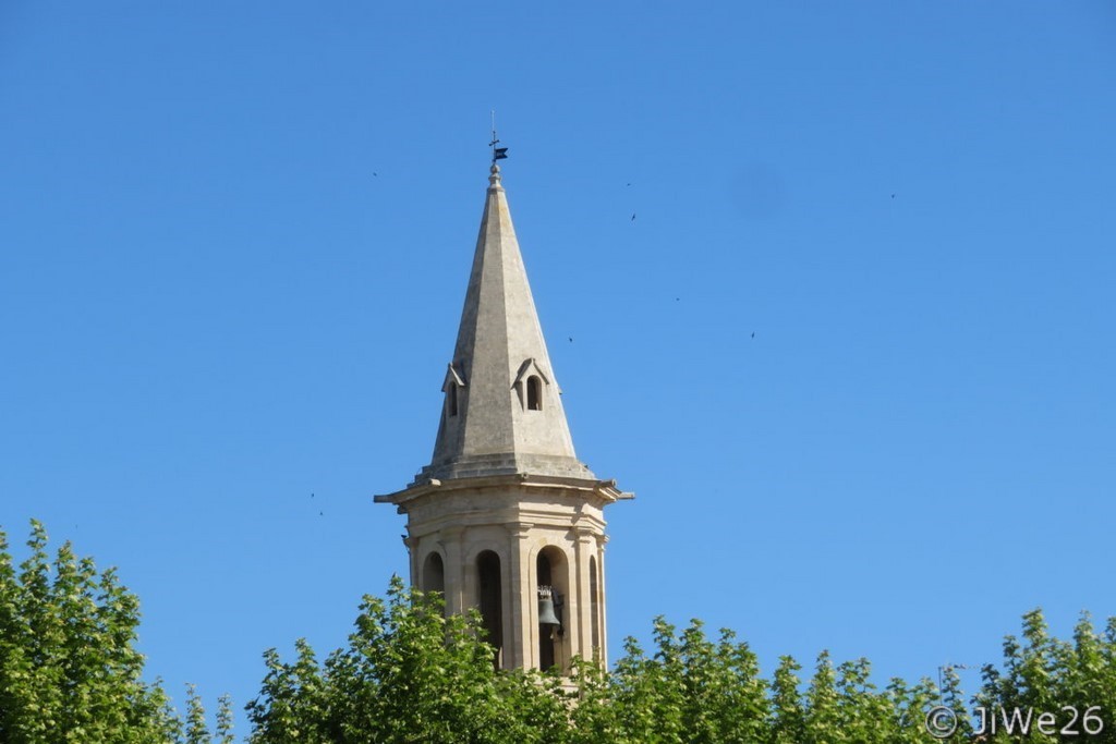 Clocher de l'église découronné et rebâti en 1845 réalisé en pierre de Caromb