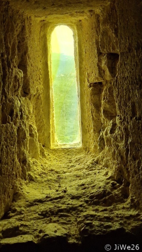 Plaque de verre soufflée en jaune sélénium symbole de la résurrection