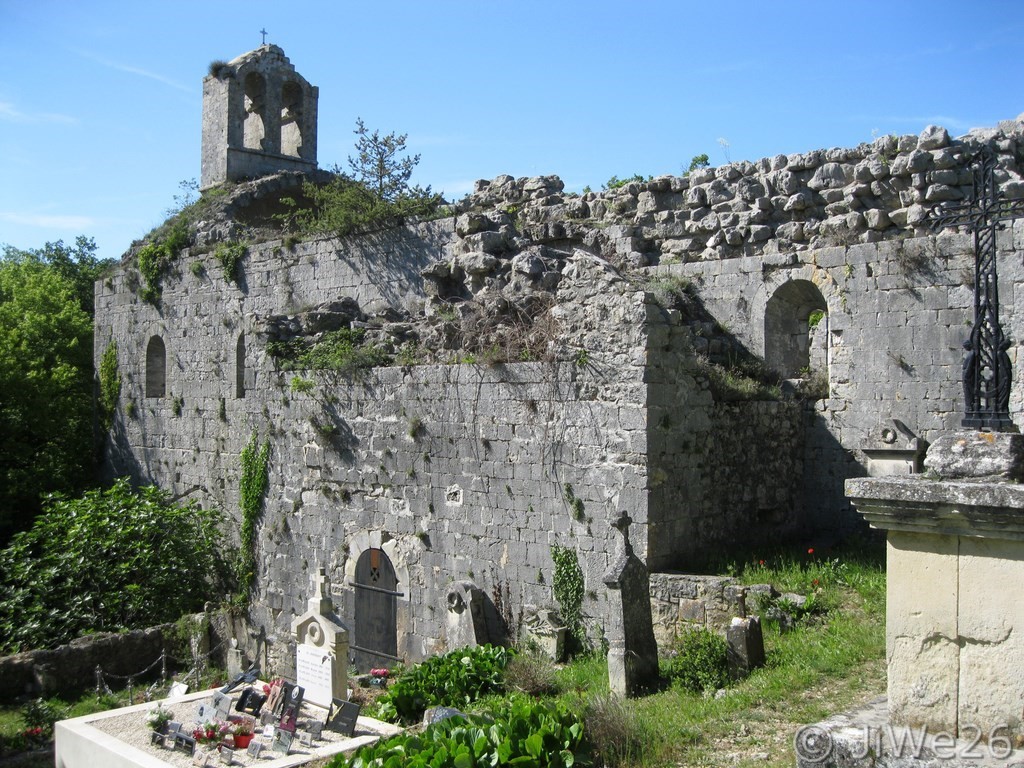 Vue générale de l'église et du cimetière