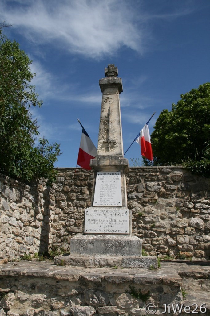 En entrant au village, à gauche, voici le monument aux morts