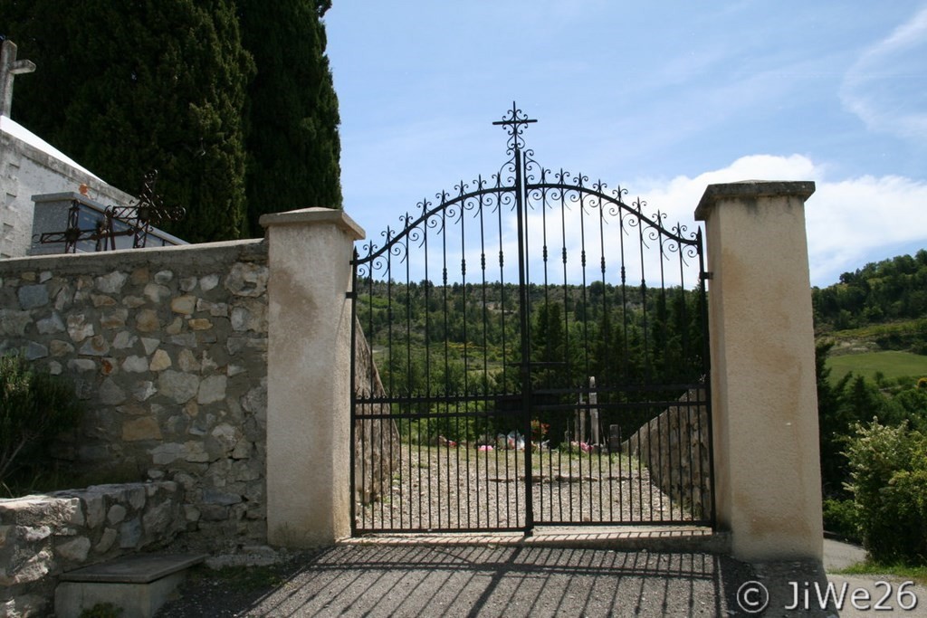 Et puis très vite l'entrée du cimetière