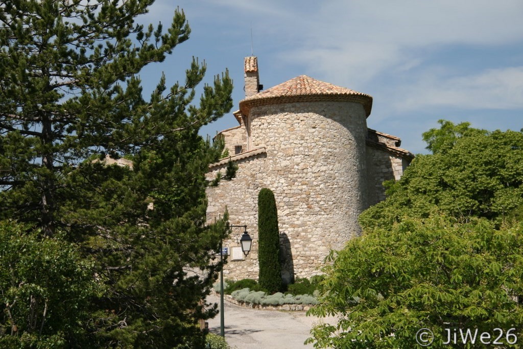 L'arrière de l'église Saint-Etienne d'Arpavon. Edifiée dans un style roman de Haute-Provence, elle daterait du XIIIe s.