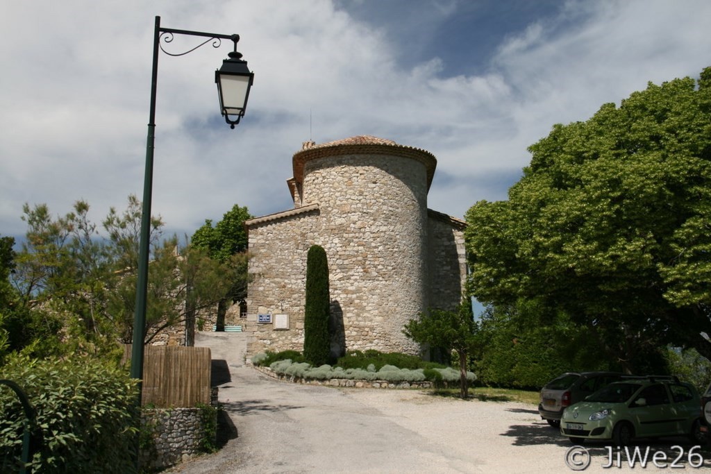 A l'origine, l'église paroissiale d'Arpavon était un prieuré dépendant de l'Abbaye de Bodon de Saint-May