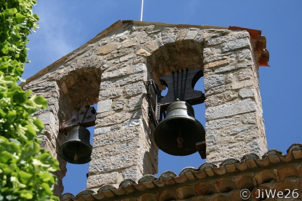 Coup d'oeil sur les deux cloches abritées par un clocher typique du XVIIe s.