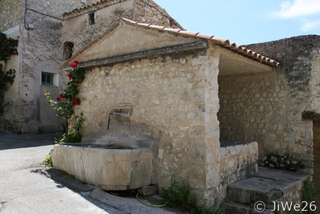 Voici le lavoir communal, côté fontaine