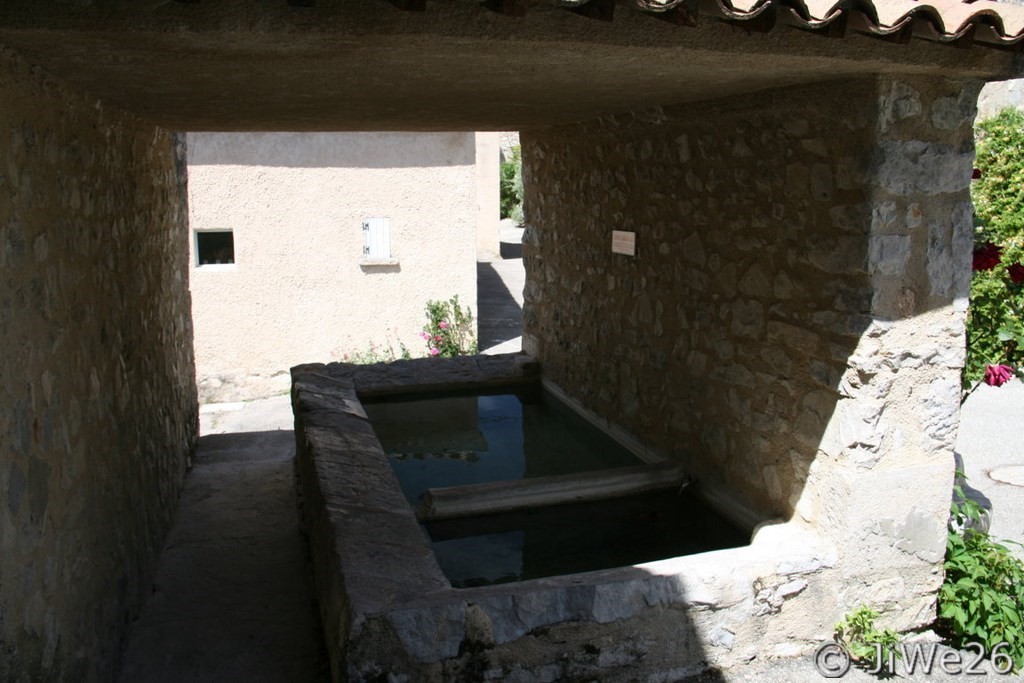 Et ensuite le côté lavoir, réservé uniquement au lavage du linge