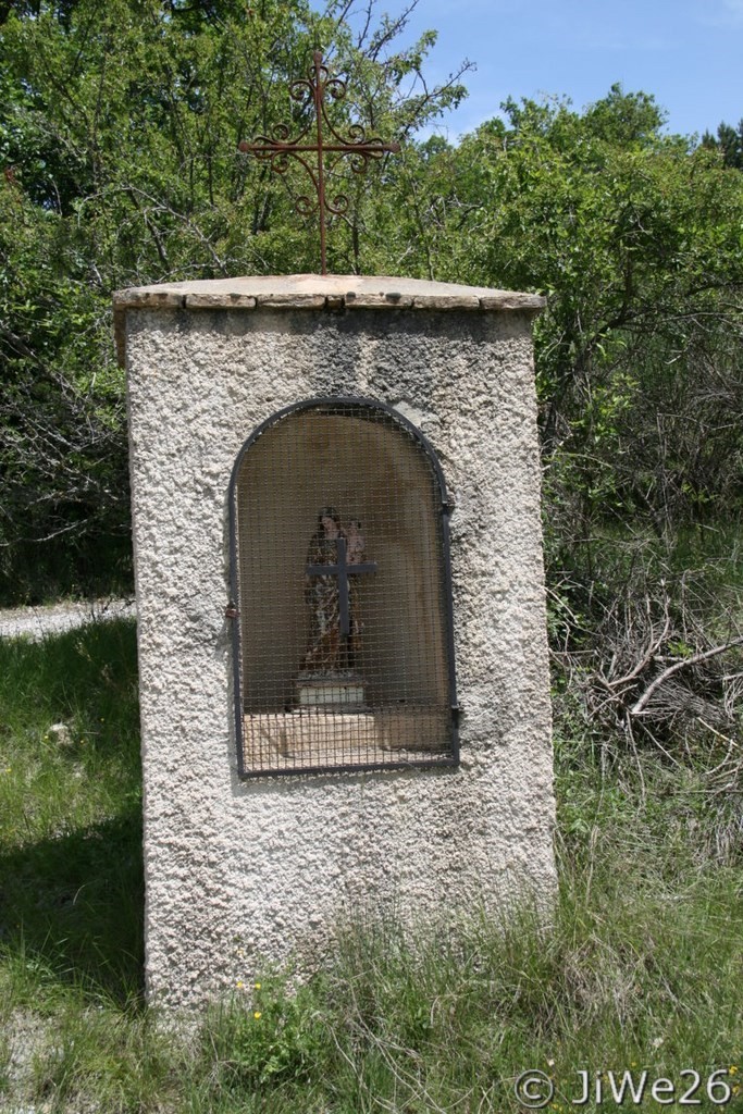 Nous quittons le village et découvrons le long de la route ce joli oratoire, un peu perdu dans la nature