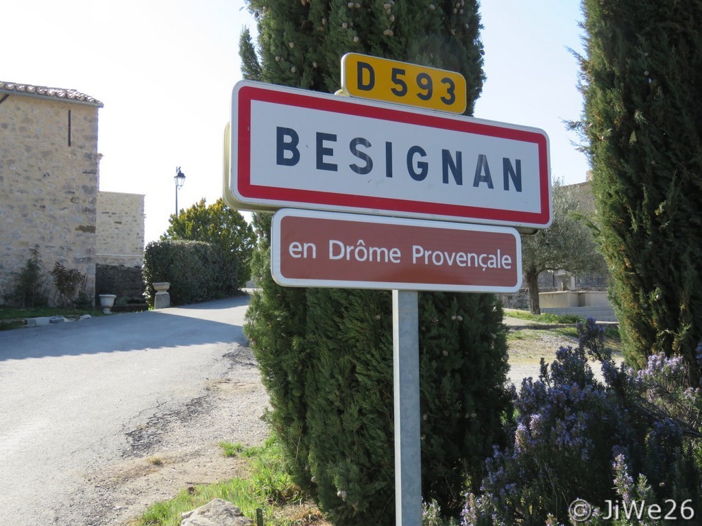 Bienvenue à Bésignan en Drôme Provençale, ​joli petit village en pierre, entouré de vignobles et d’abricotiers