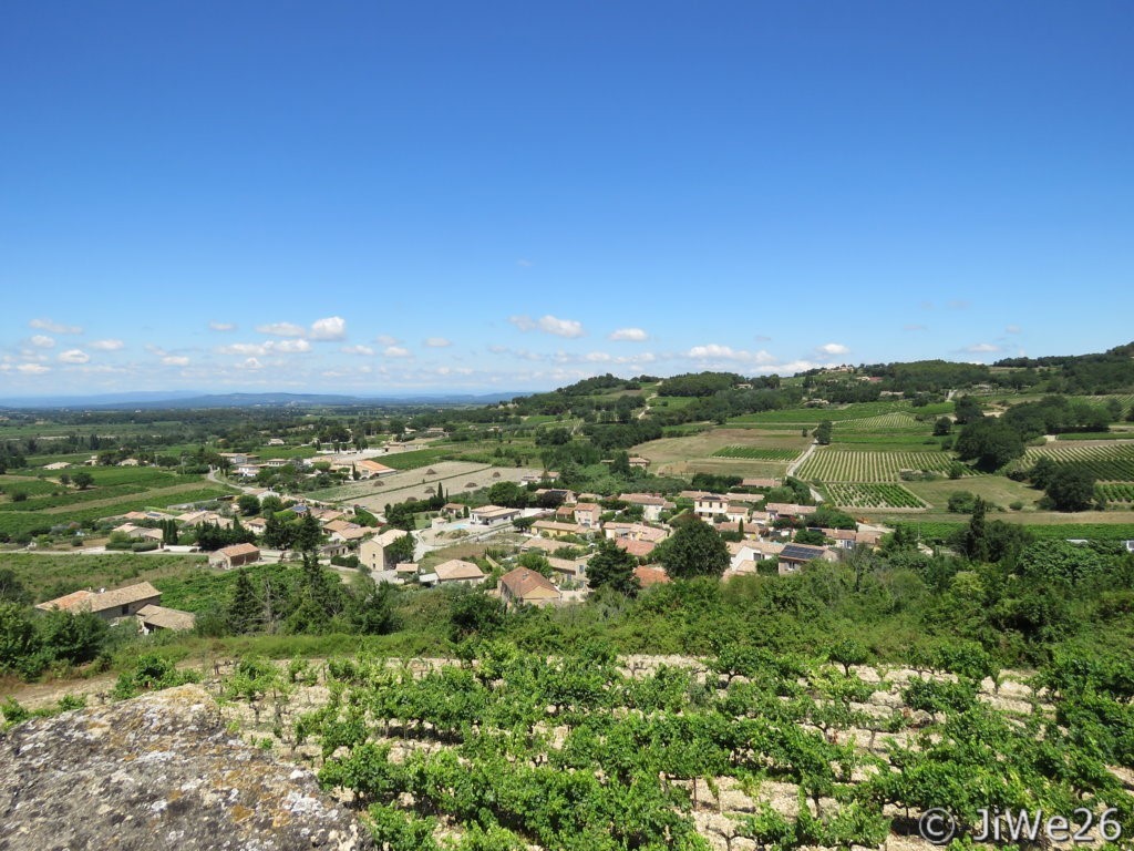 Vue sur le village de Cairanne