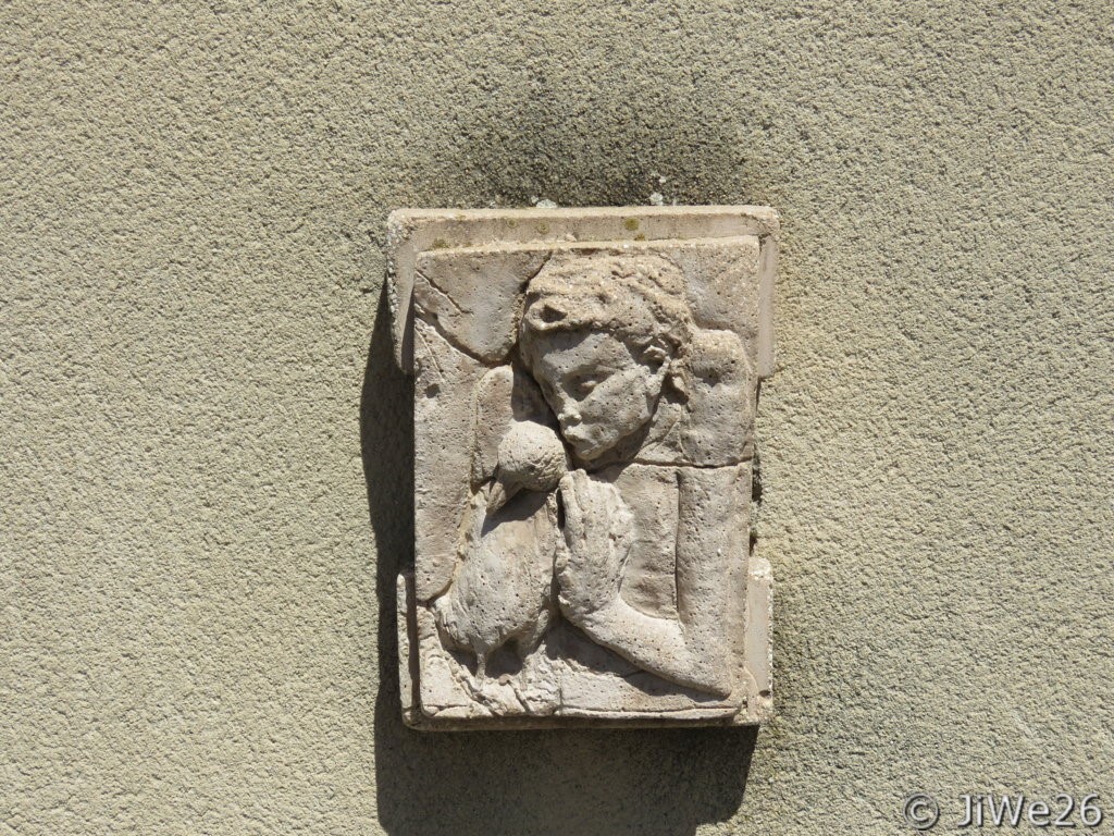 Sculpture sur le pignon de l'église Saint-Vincent