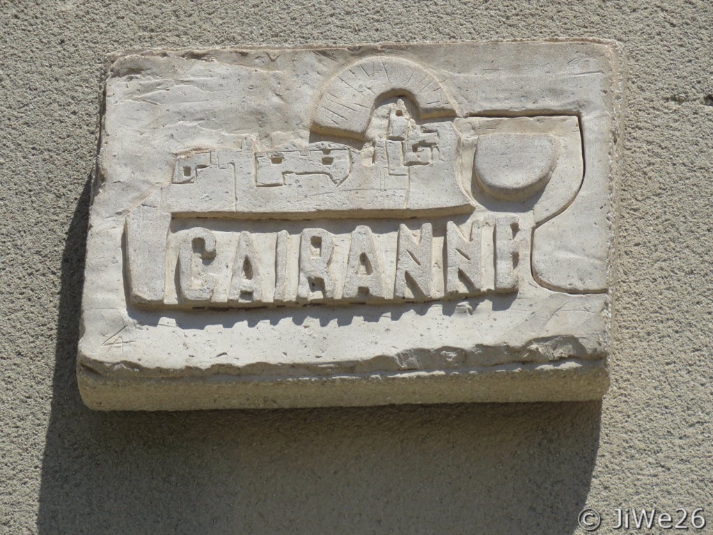 Sculpture sur le pignon de l'église Saint-Vincent