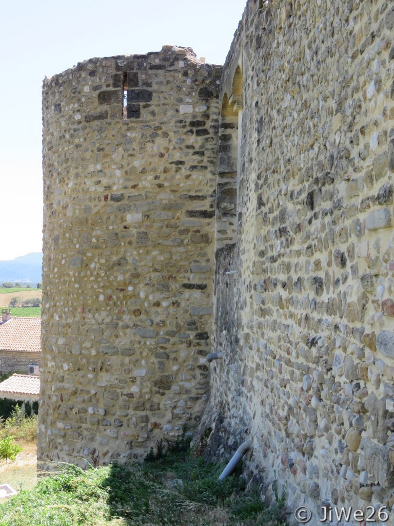 Une des deux tours circulaires épaulant les remparts