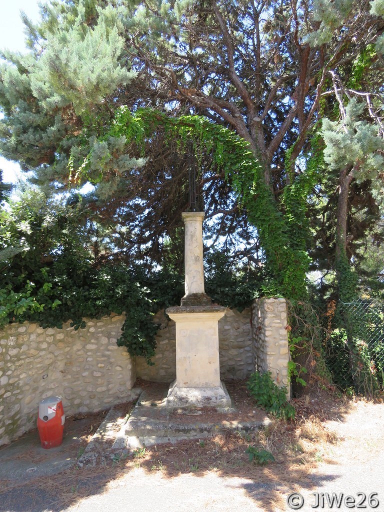 La croix, située à droite de la chapelle ​Notre-Dame des Excès