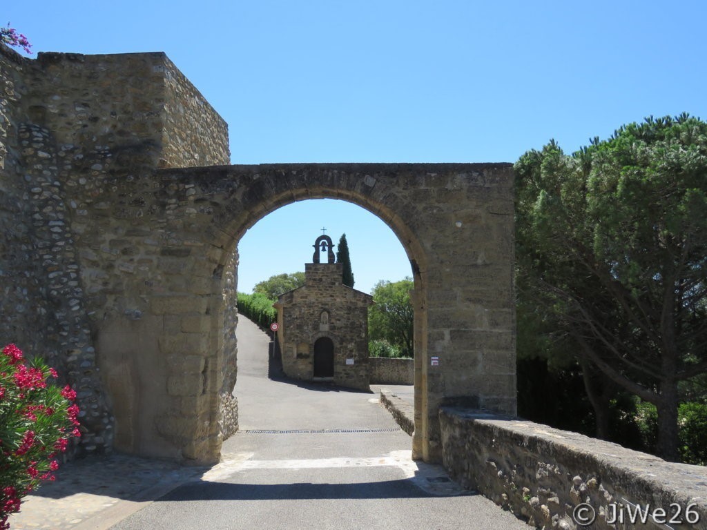 La chapelle ​Notre-Dame des Excès à travers de la Barbacane