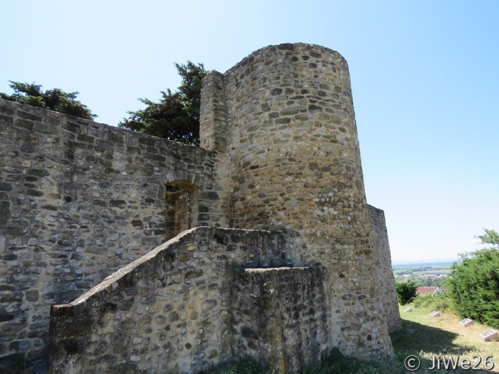 La seconde tour épaulant les remparts