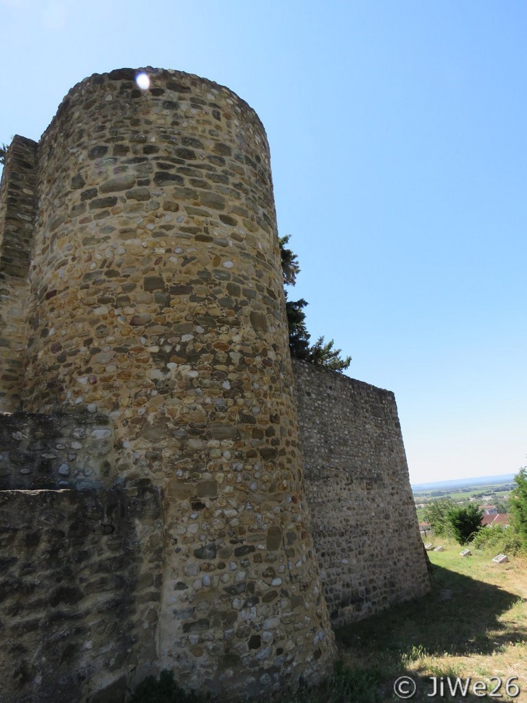 La seconde tour épaulant les remparts