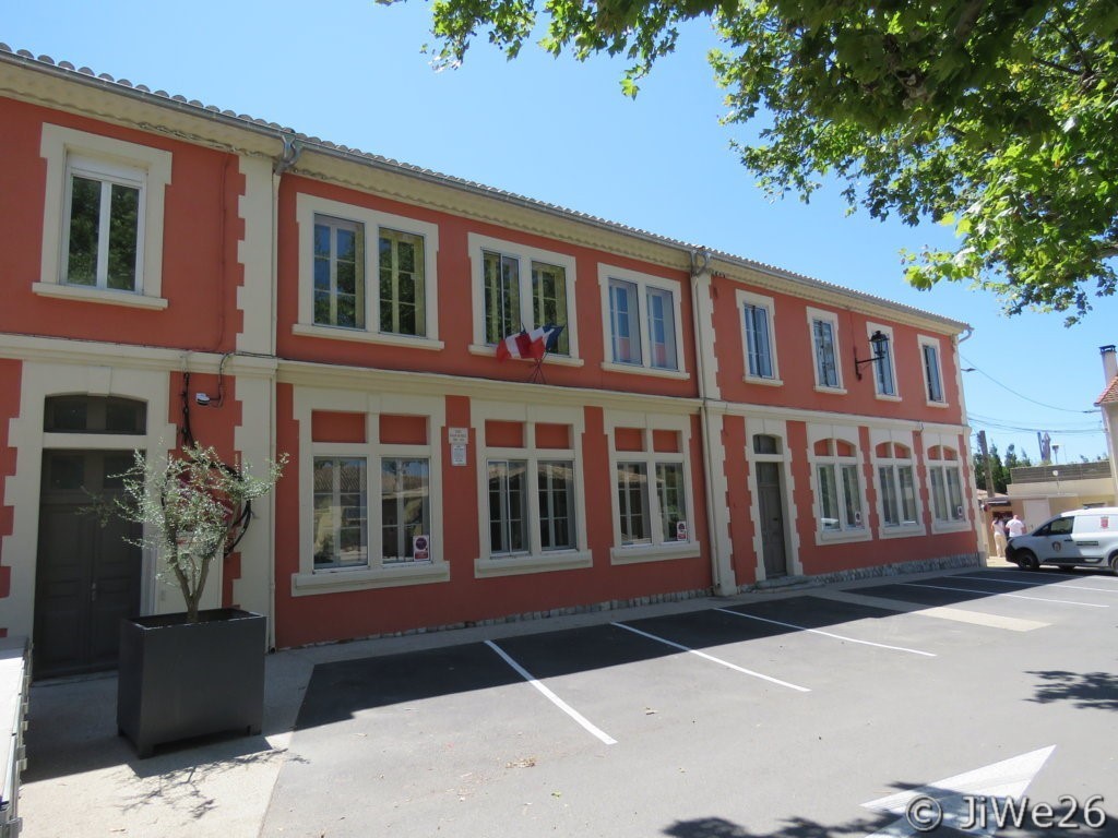 Le bel immeuble de l'école Place du Général de Gaulle