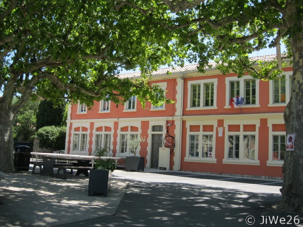 Le bel immeuble de l'école Place du Général de Gaulle