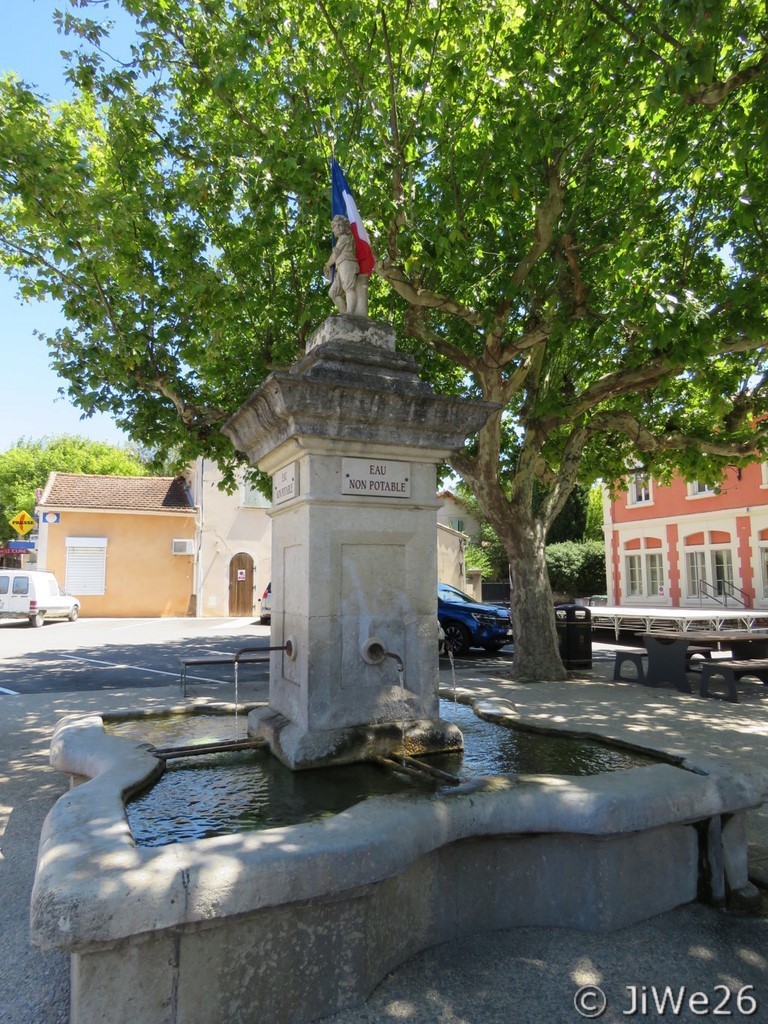 La très jolie fontaine au centre de la Place du Général de Gaulle