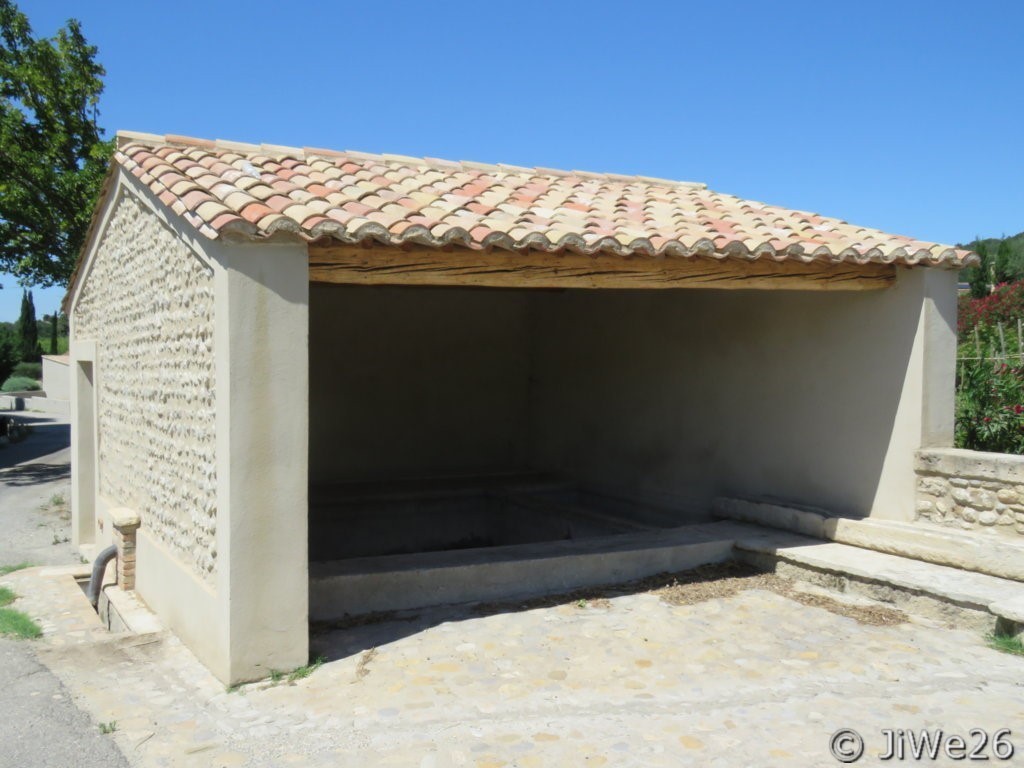 Le lavoir, existe depuis au moins le XVIIIe siècle