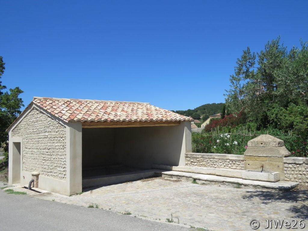 La fontaine et le lavoir superbement restaurés