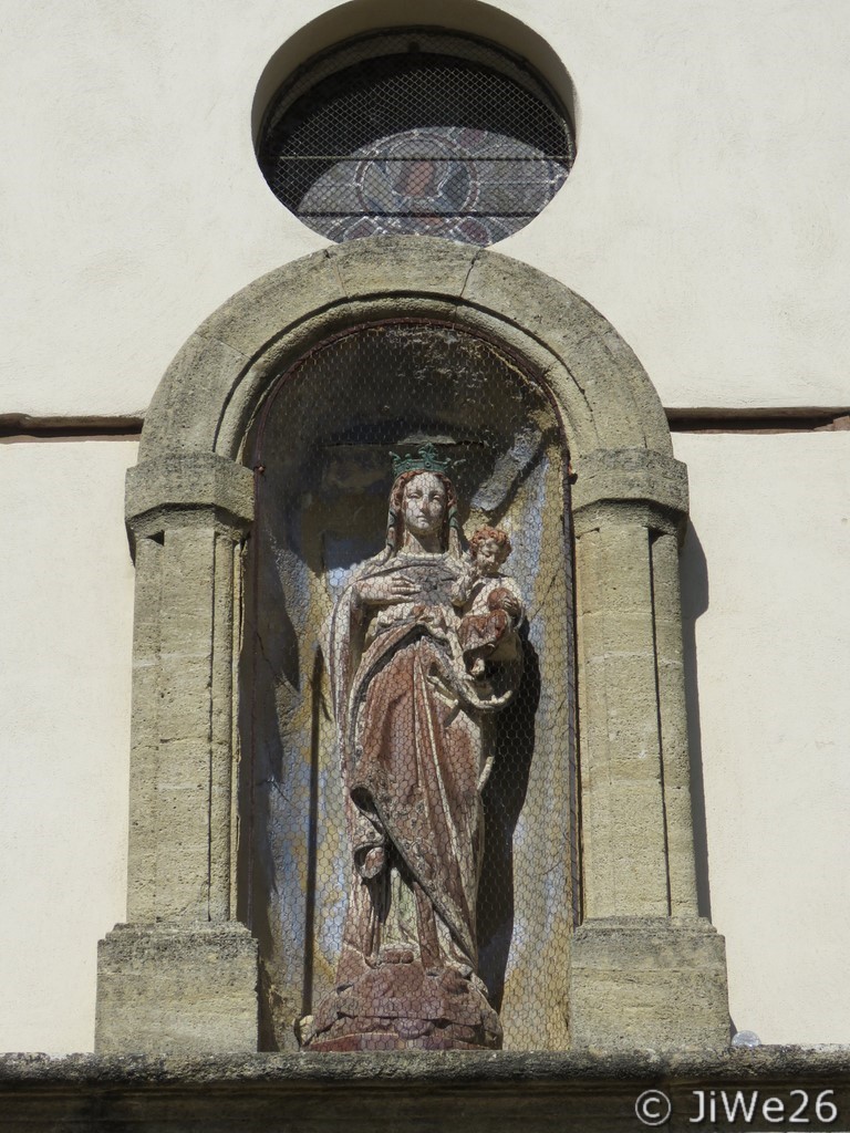 Statue de la Vierge et l'enfant au dessus de la porte