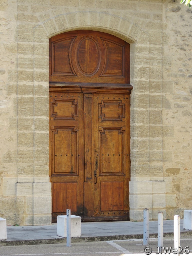 Entrée de l'église avec façade de style classique