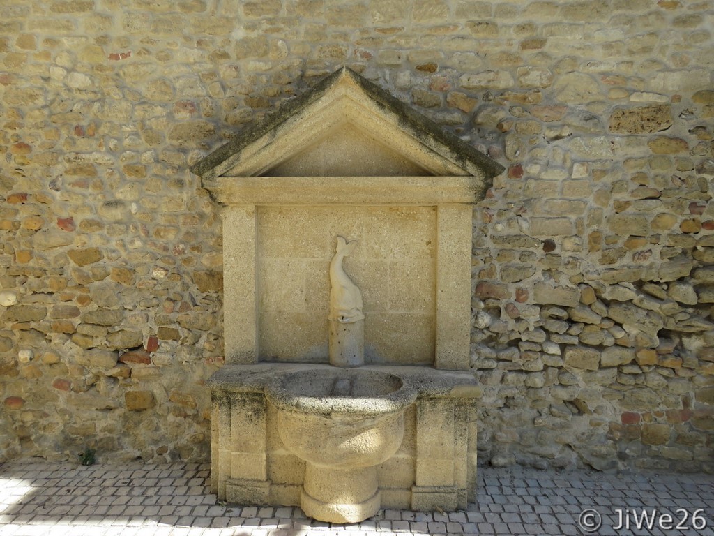 Fontaine située sur la gauche du ravelin