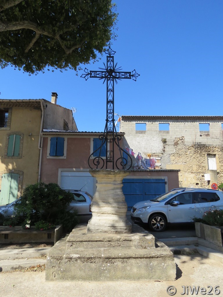 Une autre croix dans le village