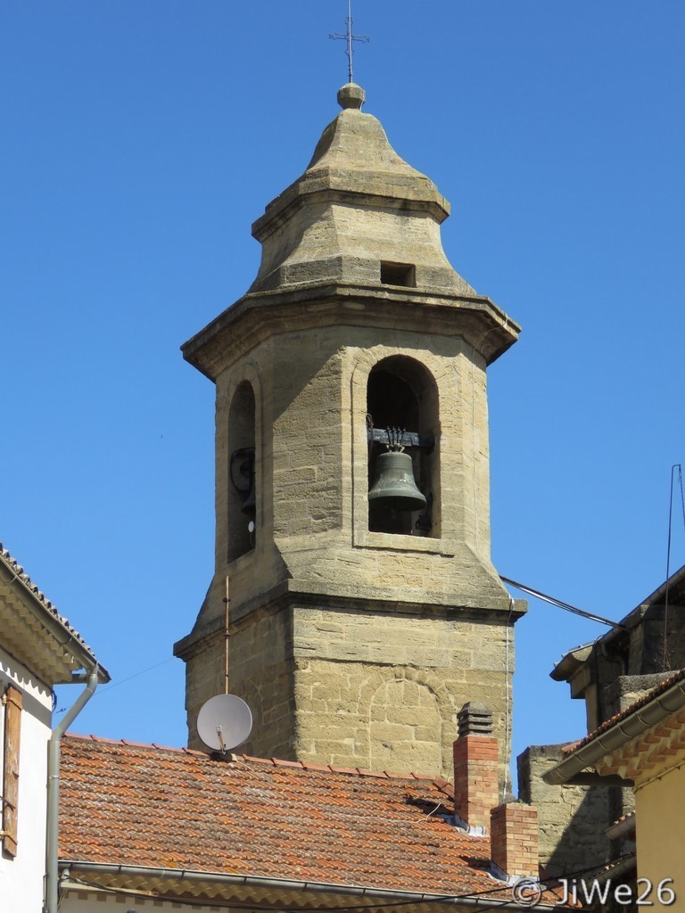 Gros plan sur le clocher de l'église Saint-Andéol