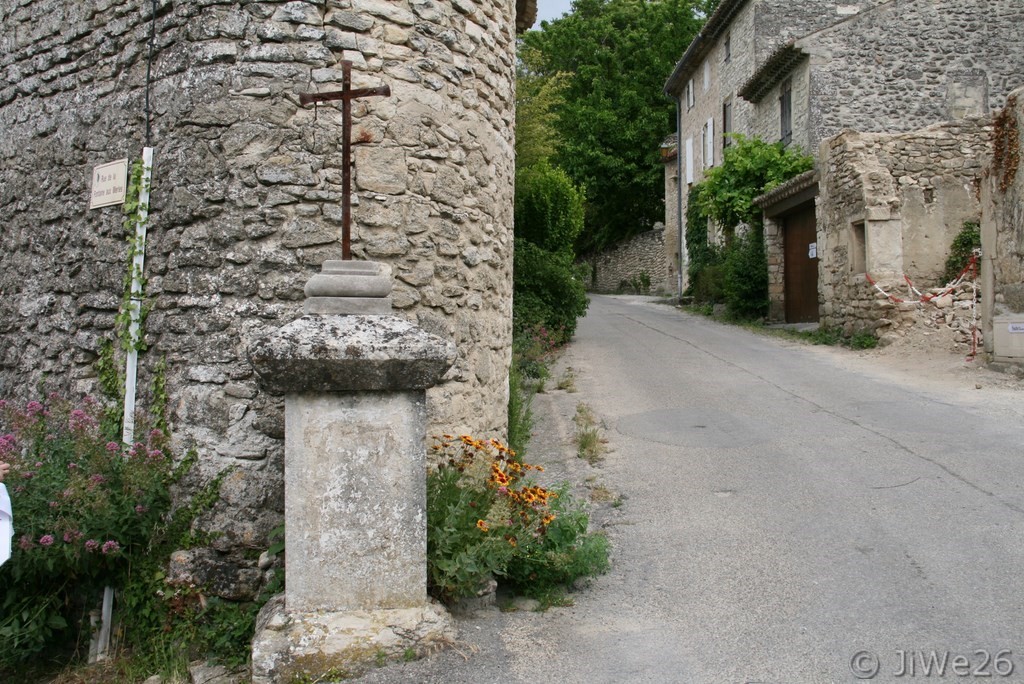 Croix à l'angle des Rue de l'Ancienne Forge et Rue de la Fontaine aux Merles