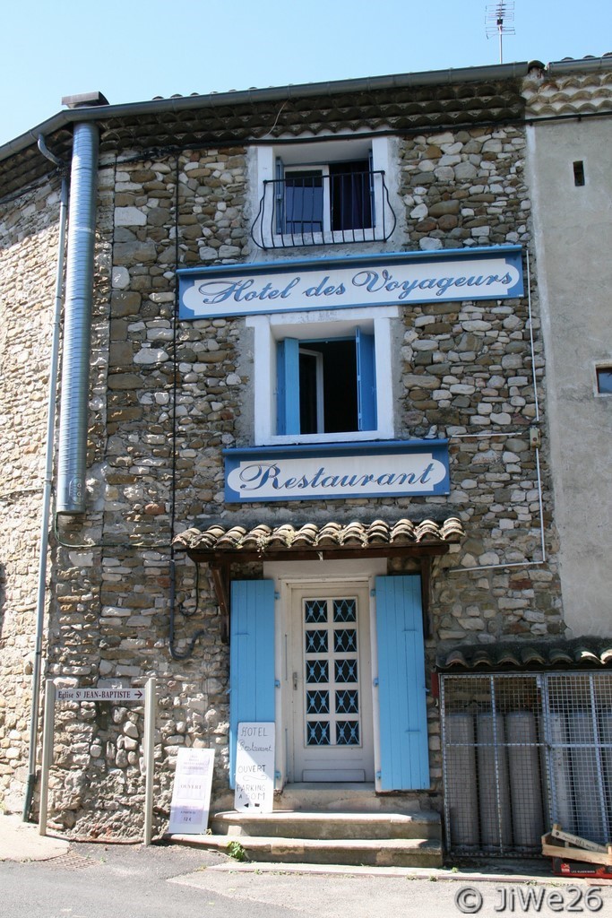 L'Hôtel des Voyageurs et son restaurant, j'ai adoré son look