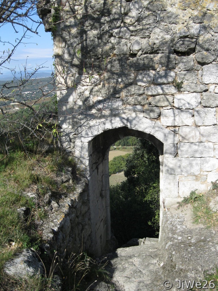 Vieil escalier à proximité de la tour