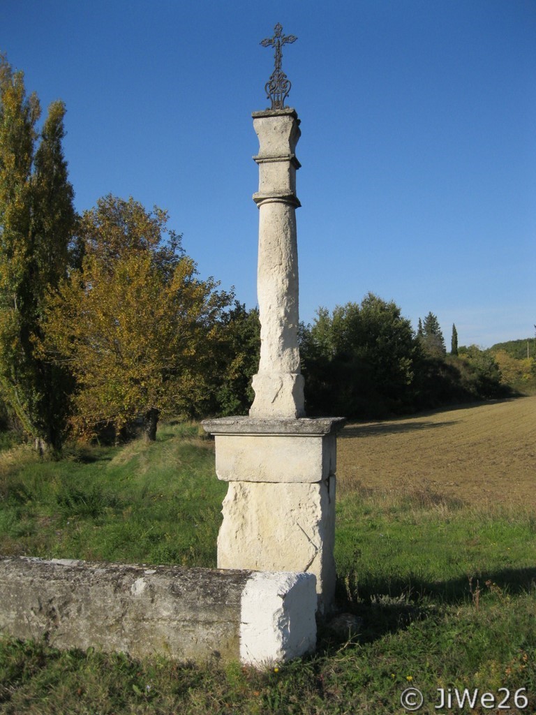 Cette croix se trouve à la sortie du village
