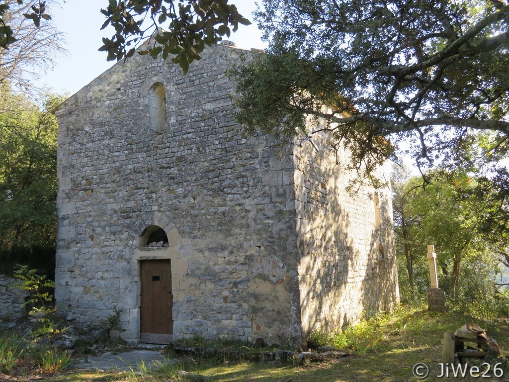 Chapelle romane Notre-Dame de Toronne du 13e s. sur la colline de Toronne
