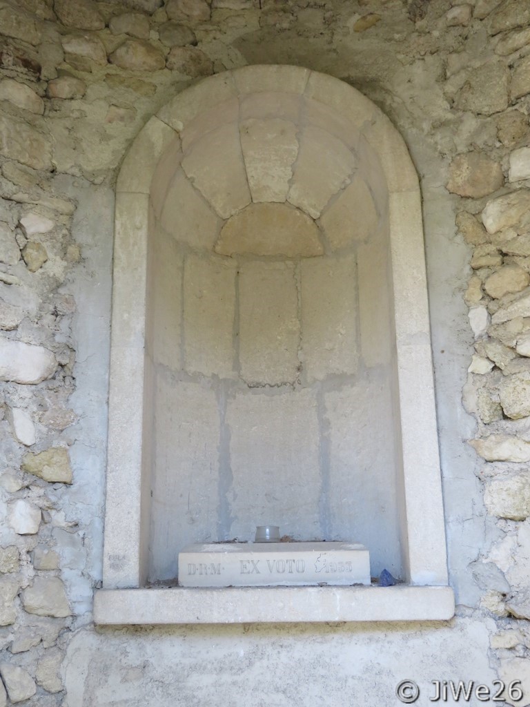 Alcove d'où la statue a disparu, reste la mention "DRM EX VOTO 1933"