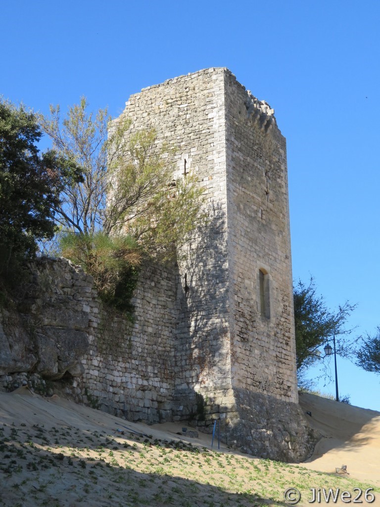 La tour à bossage, vestige de l'enceinte médiévale qui clôturait le village