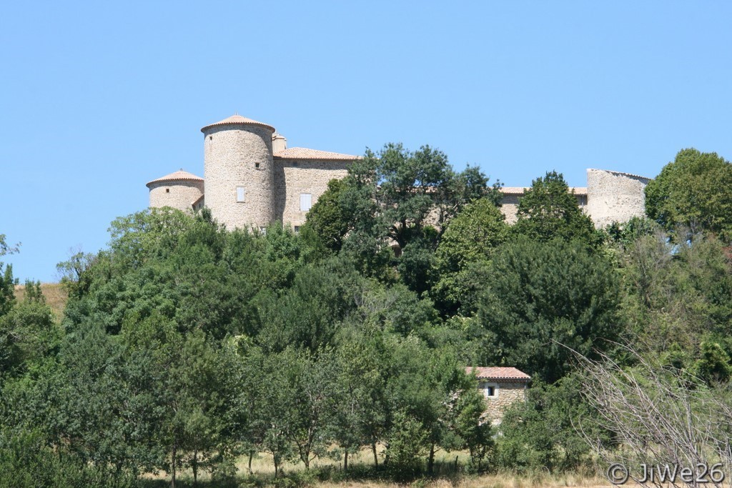 Construit au XVe s. sur une base médiévale, le château avec ses 4 tours d'angle