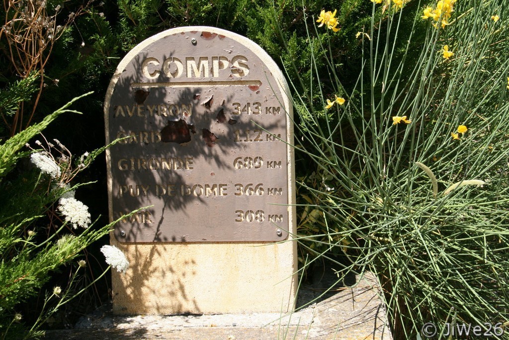Borne kilométrique en pierre de taille indiquant les distances entre les différents Comps et Comps dans la Drôme, offerte le 26 mai 2012 par le maire de Comps en Gironde