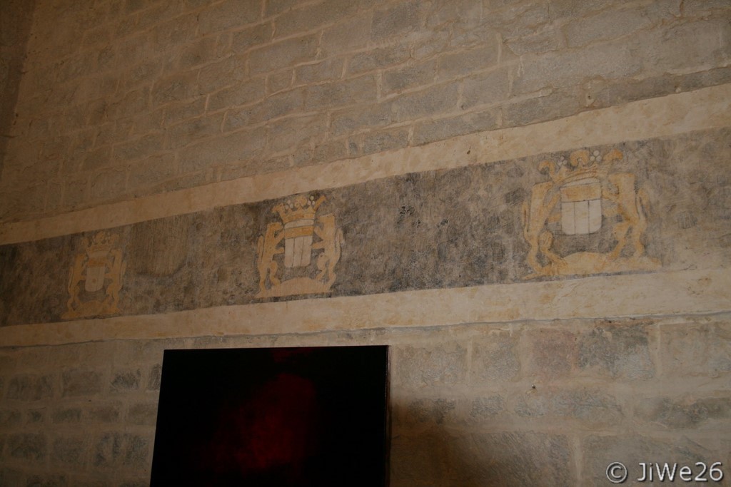 Sur le pourtour du transept et de la nef, la litre funéraire (récemment restaurée) aux armes des seigneurs de VESC