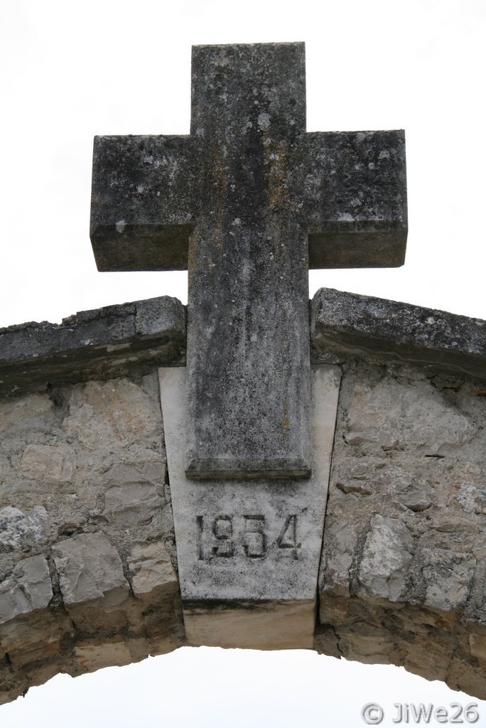Détail au dessus du portail de l'entrée du cimetière