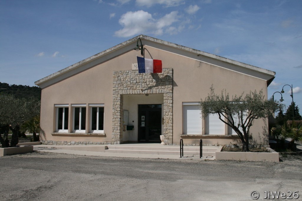 Avant de monter au vieux village, nous passons par la nouvelle mairie