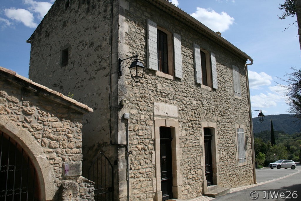 Elle fut érigée en 1535 hors les murs du village fortifié, au pied des escaliers qui mènent à l’ancienne porte Notre-Dame aujourd'hui disparue