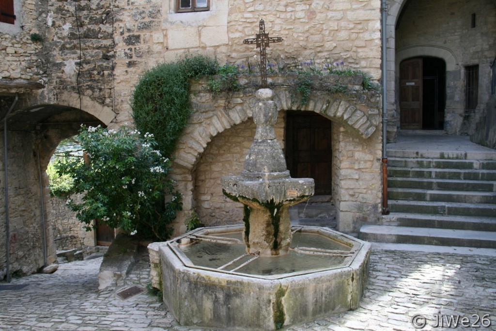 La place de l'église, pleine de charme avec sa belle fontaine datée de 1843