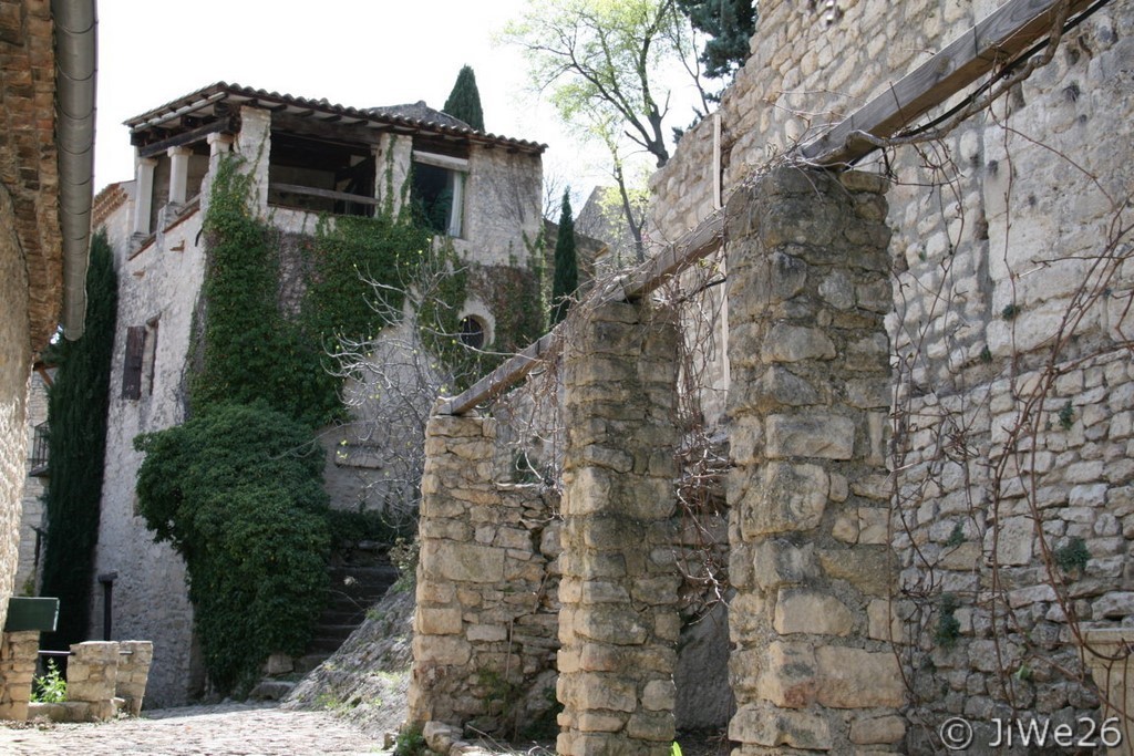 Crestet, village médiéval