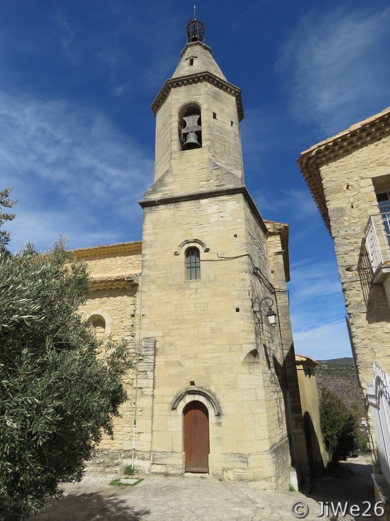 Clocher de l'église couronné d'une campanile en fer forgé