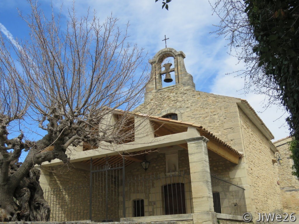 Chapelle restaurée en 1818, auvent de 1848