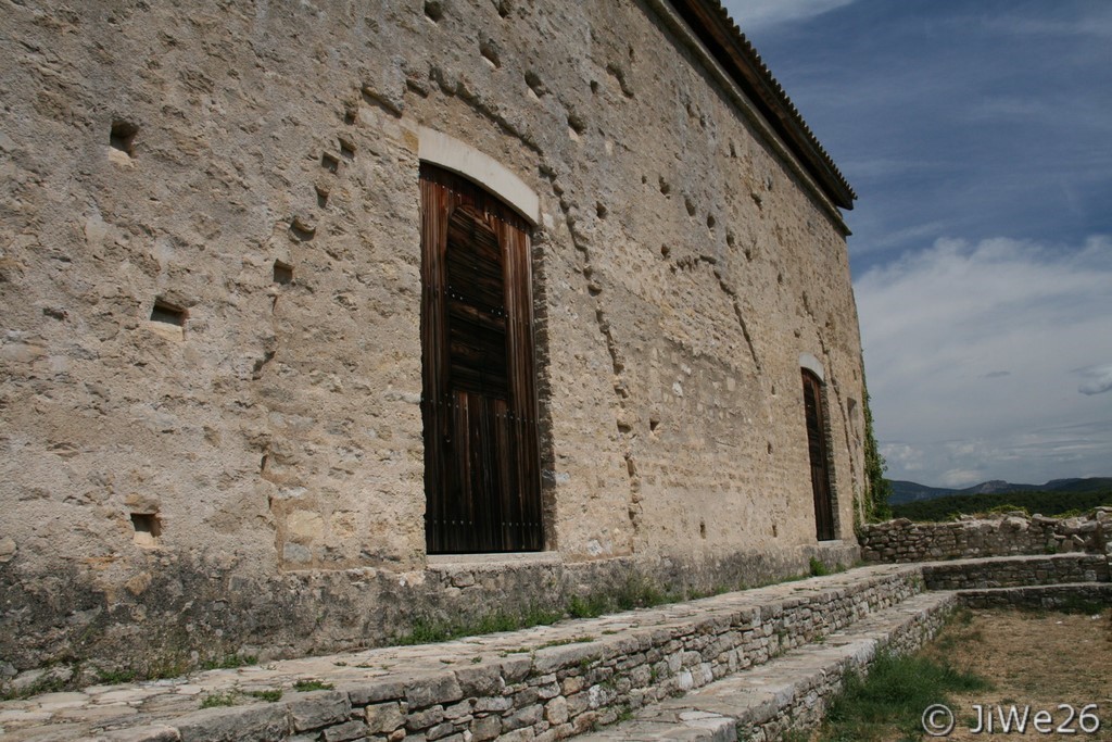Côté de l'église construite contre le château