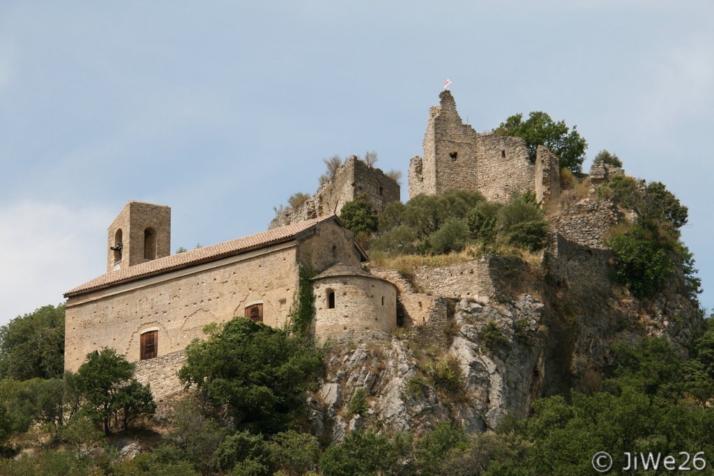 Partie du château encore habitée et ruines